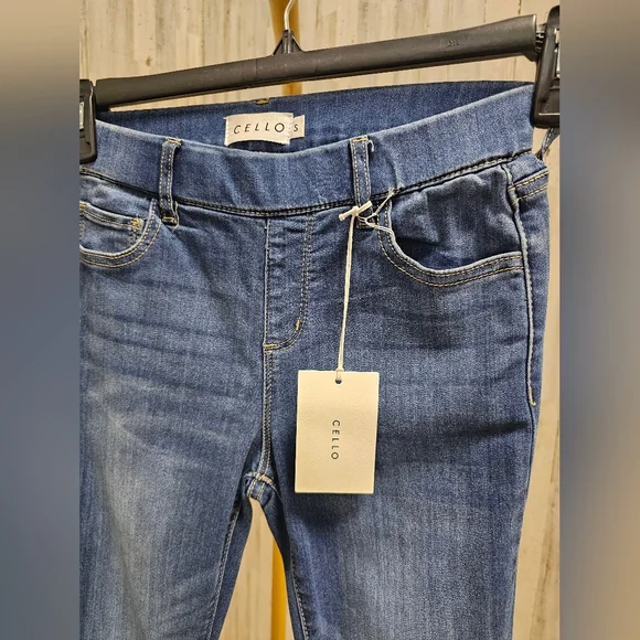 NWT Cello Women's Skinny Jeans - Classic Blue - Picture 3 of 5